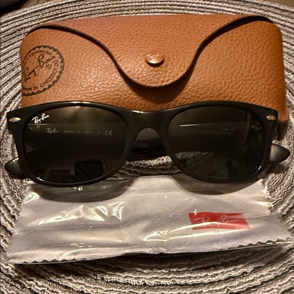 Ray-Ban Black Sunglasses  new with Tan Case (new wayfarer) - Picture 1 of 3